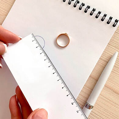 По размеру колец, которые вы уже носите